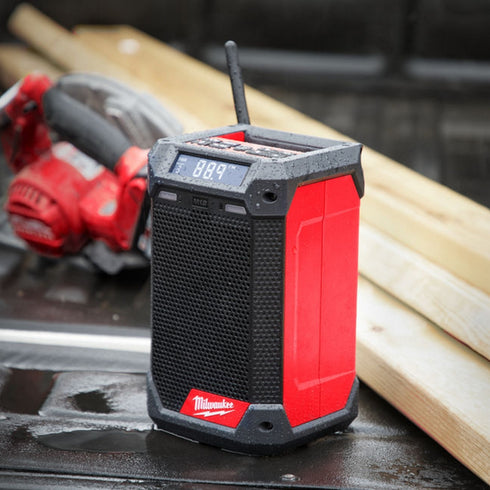 Akumulatorski radio punjač M12 RCDAB+-0 Milwaukee 4933472114