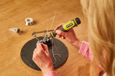 Kompaktna bežična lemilica USB Lithium™ 4V (2,0 Ah) – RYOBI RSI4-120G